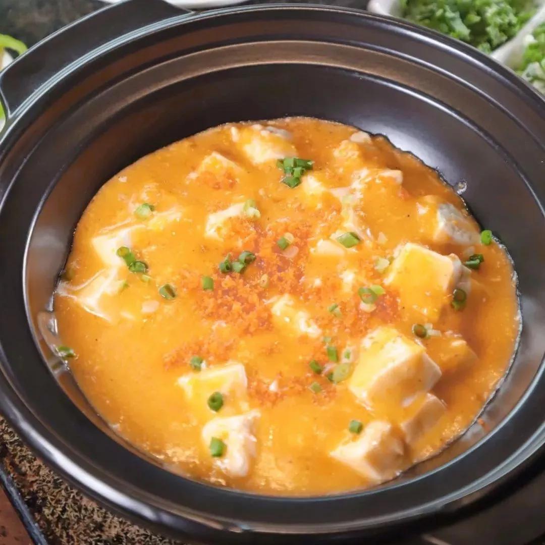 细嫩的豆腐上面铺了满满一层蟹籽,剔透又q弹,一口爆汁的口感实在太