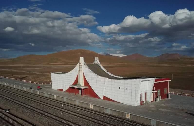 世界上海拔最高的铁路车站,车站没有人值守,列车到站也不停靠_唐古拉