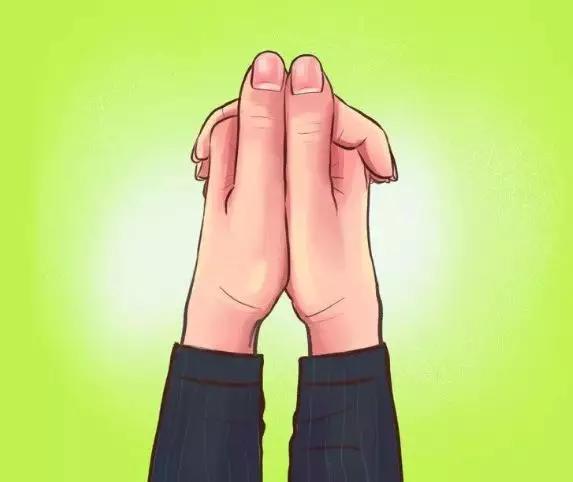 你手指交叉的方式暗示你是一个什么类型的人