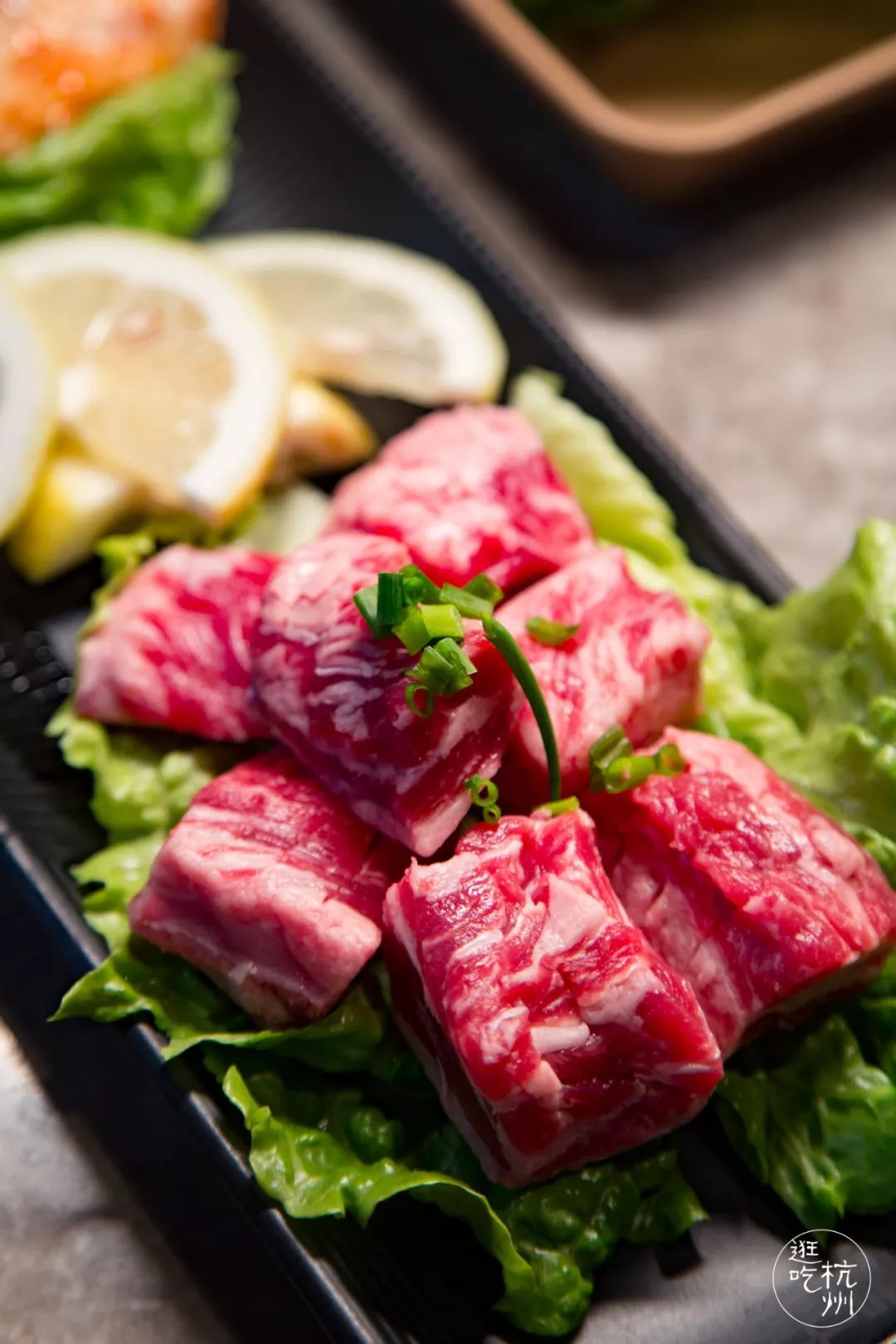 牛肋条,就是牛腰窝,这个部位的肉质脂肪丰富,汁水充盈.