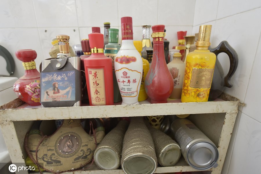 48岁农村大妈酷爱收藏酒瓶 20余年收藏超百种