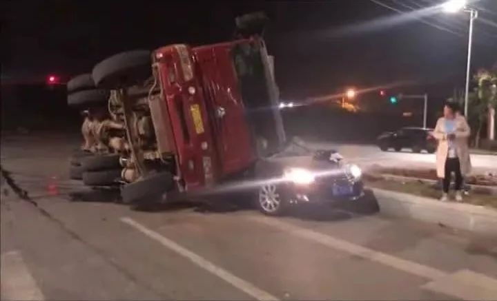 昨夜,镇江一重型货车转弯时发生车祸,小车被压….现场一片狼藉!