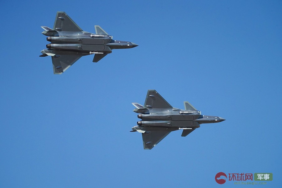 歼20首次亮相空军开放活动 双机挂弹飞行展示
