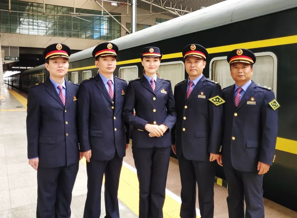 2019式铁路制服登场!看70年"路服"演变