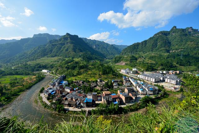 脱贫攻坚进行时坪坝花开第一节初入坪坝