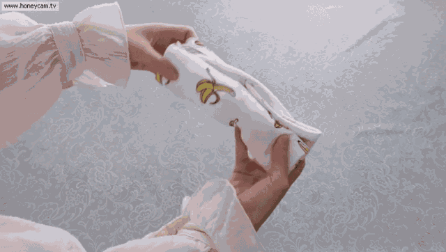 然后将t恤衫对着两次,从领口处向下边缘卷成桶状.