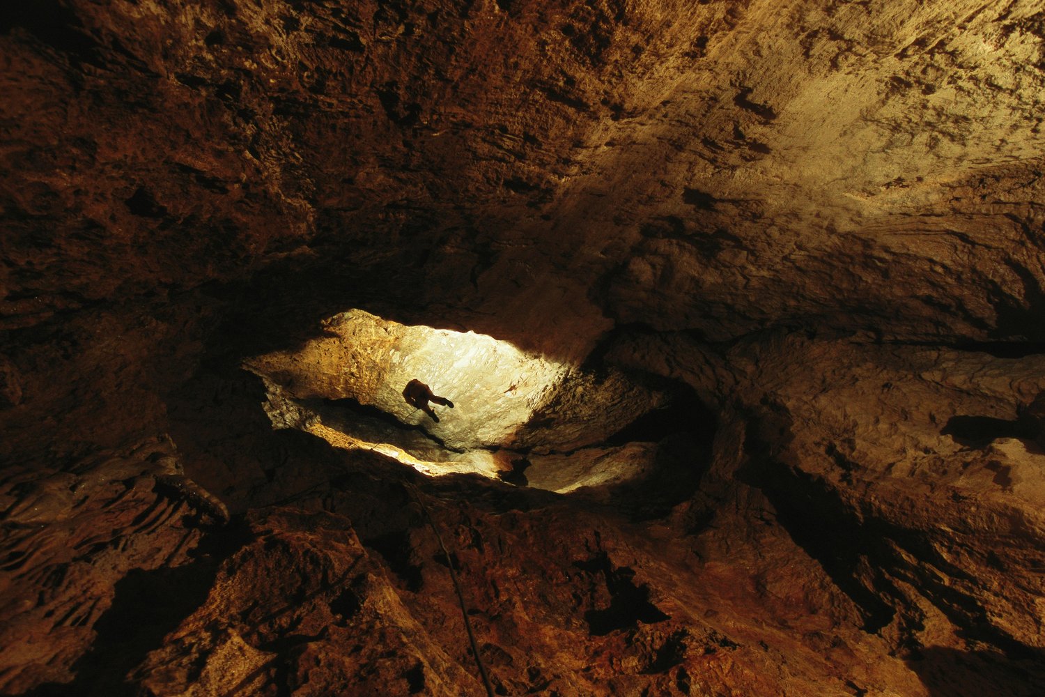 世上最深的洞坑深度持续变化人们从来没有真的抵达洞底