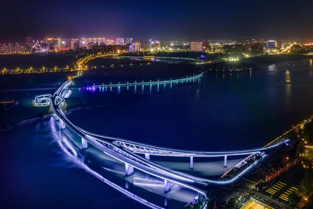 2017年,书院大桥通车2004年,衢江大桥竣工四座大桥横跨衢江两岸如今