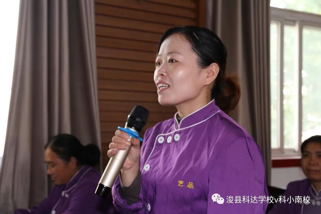 教导处主任张小华带领全体教师对通知中强调要重点解决的问题,从思想