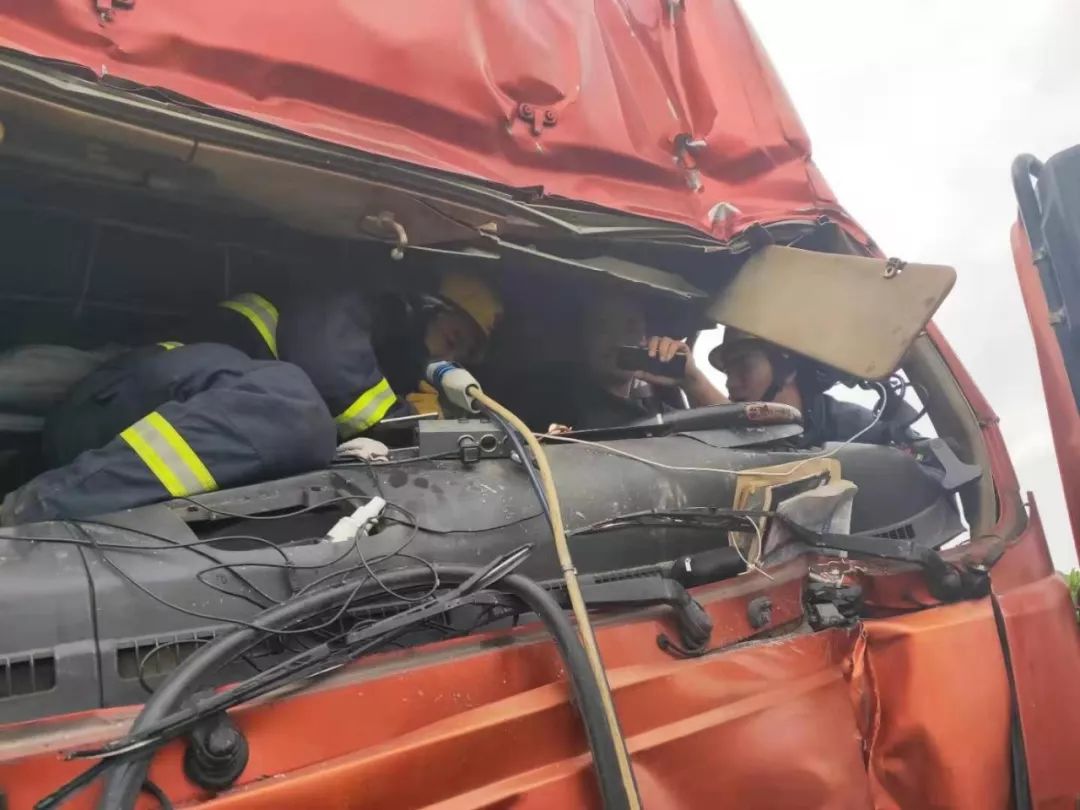 現場2名駕駛員受傷較重,其他事故車輛上的司機,乘客均有不同程度輕 