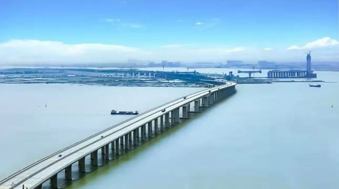 通过凫洲大桥,一桥之隔,项目即可到达龙穴岛海港区,全程时间约9分钟