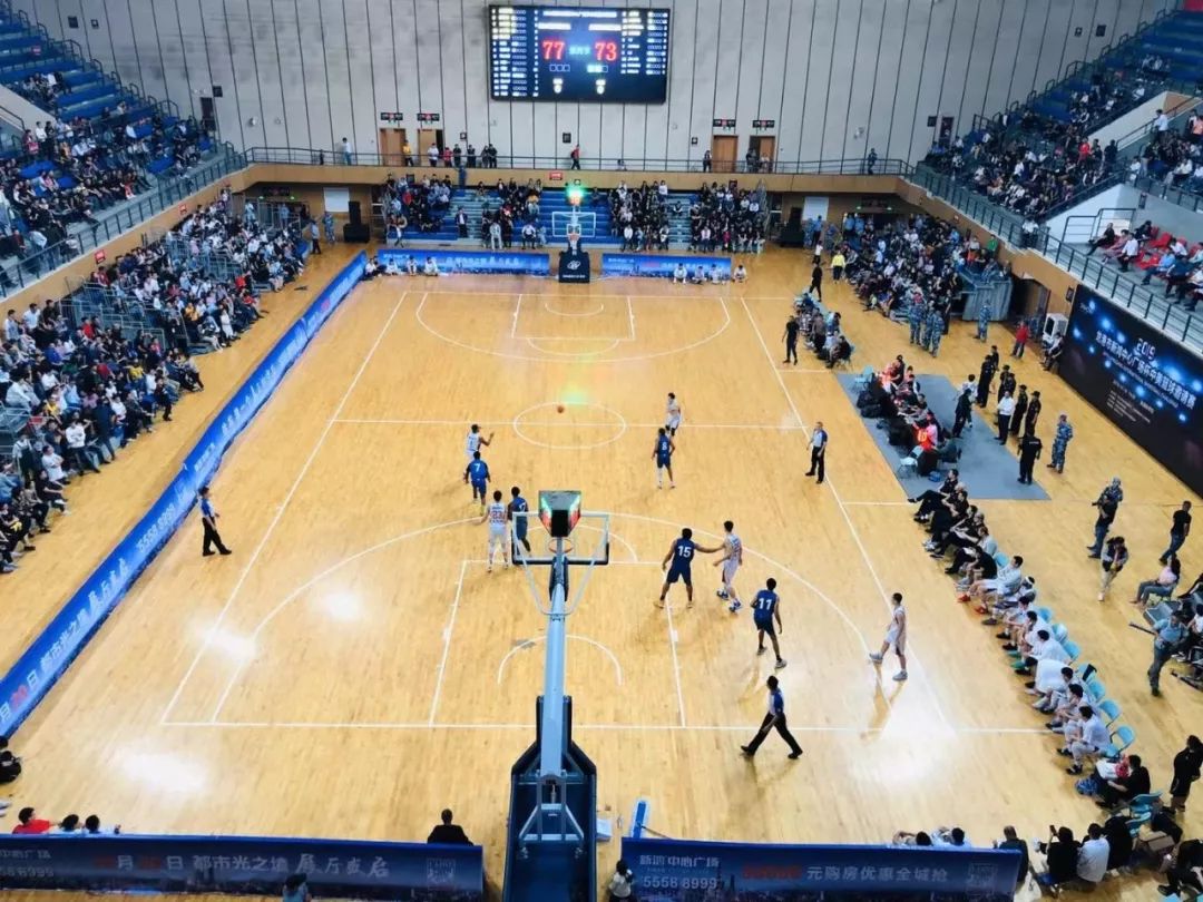 昨晚龙港体育馆上演中美篮球对抗赛精彩绝伦