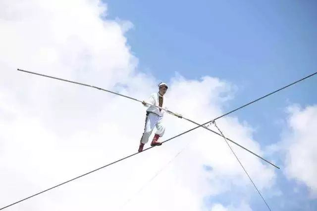 边疆时空非遗记忆维吾尔族达瓦孜高空走绳的惊险绝技