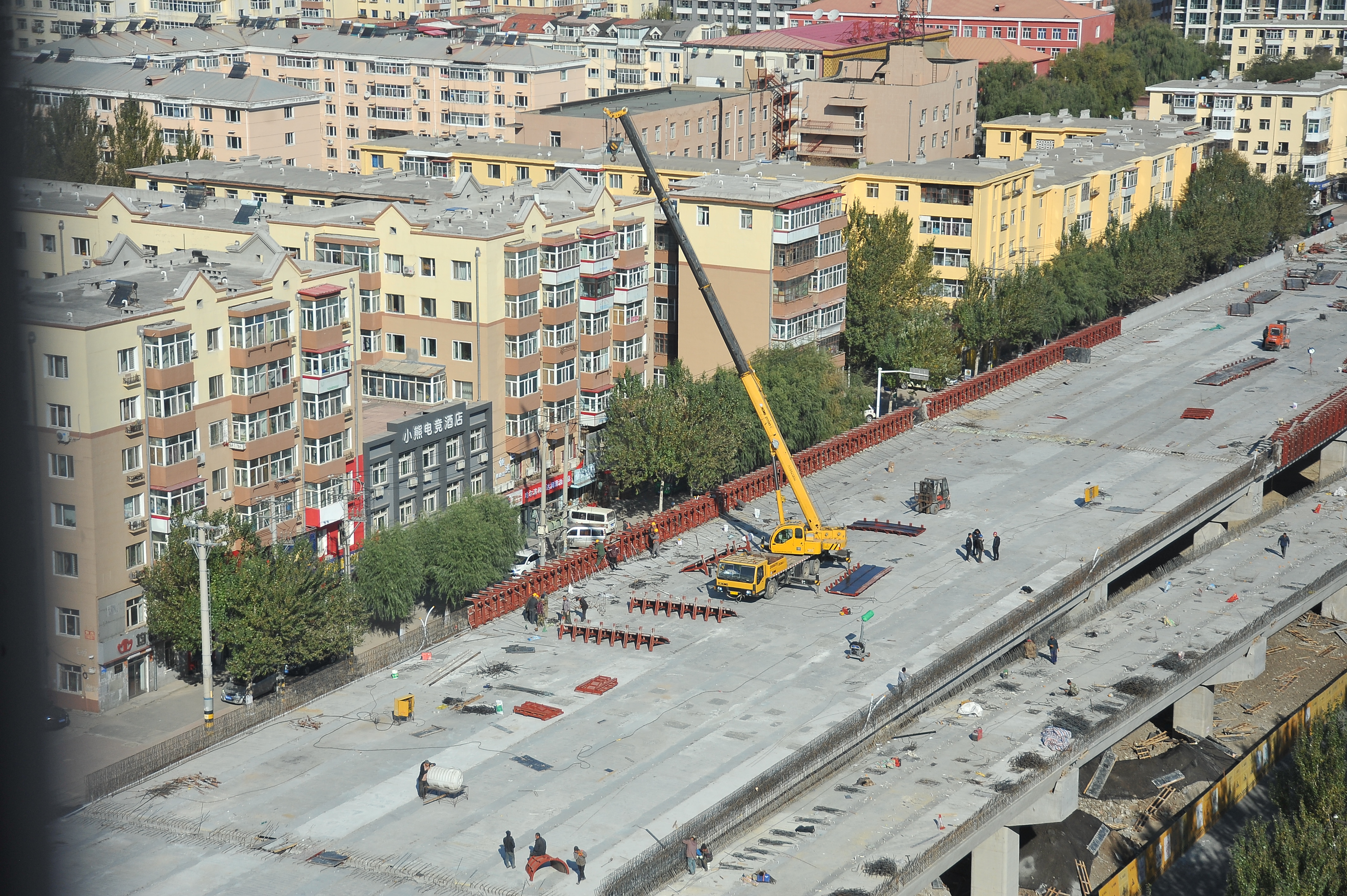 17日,哈尔滨市香坊区南直路上,东二环高架桥正在加紧进行建设;施工