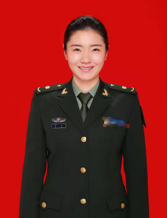 露雯作为八一女篮队长,是球队的主心骨,是队员们信任的大姐姐,军人