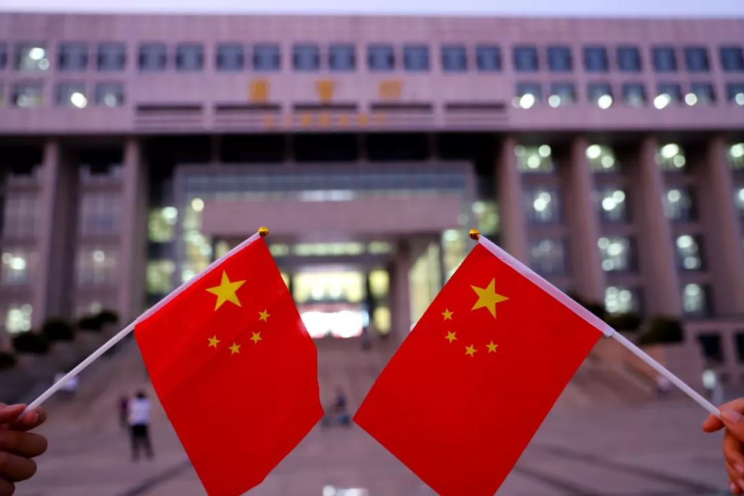 秋染校园,许你一抹工大红_红色