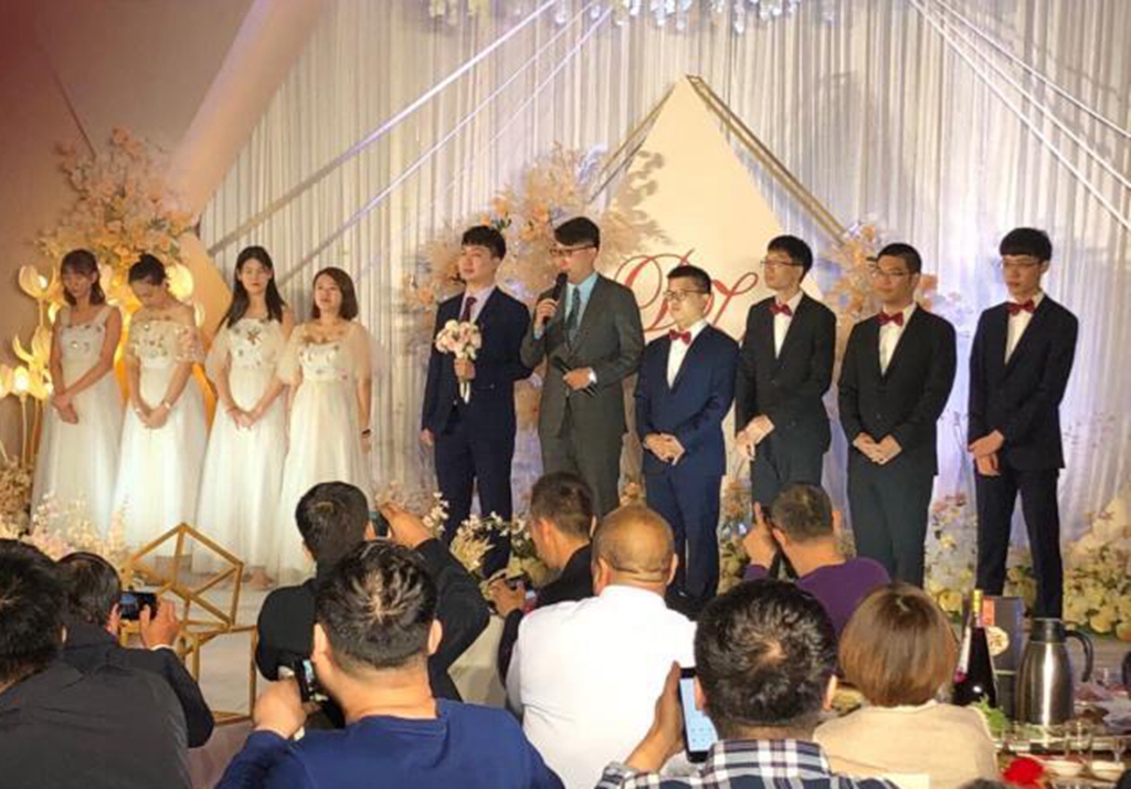 25岁围棋冠军大婚,妻子是赛车手,伴郎团阵容豪华_党毅飞