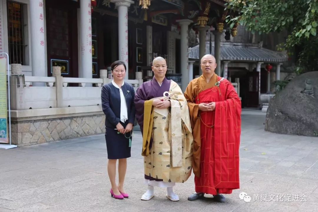 日本黃檗宗宗務總長荒木將旭(右)到訪廈門虎溪巖寺,與住持淨心法師在