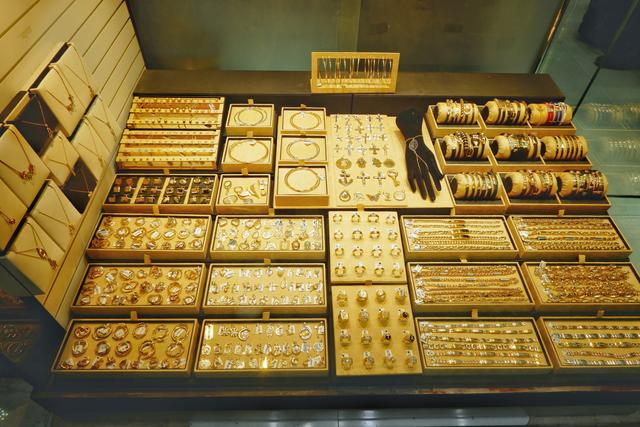 原创迪拜黄金市场多土豪黄金当白菜论斤卖中国游客却表示不会买