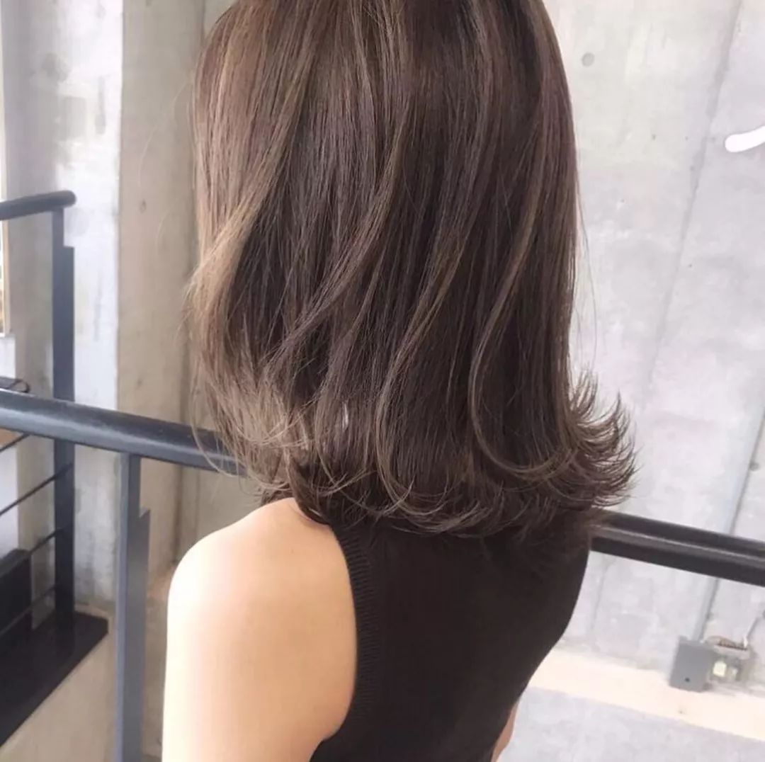 层次感刚刚好非常显高级,也是一种不错的选择,尤其是到锁骨长度的头发