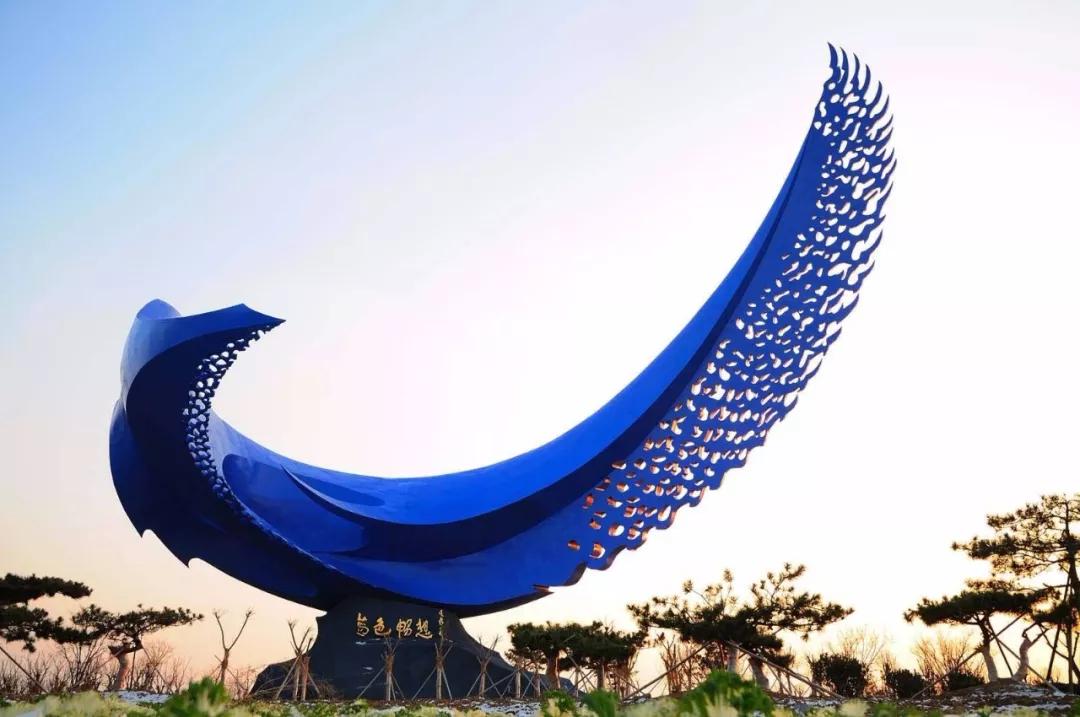 潍坊滨海的重要标志性建筑中央商务区环岛雕塑"蓝色畅想"潍坊滨海经济