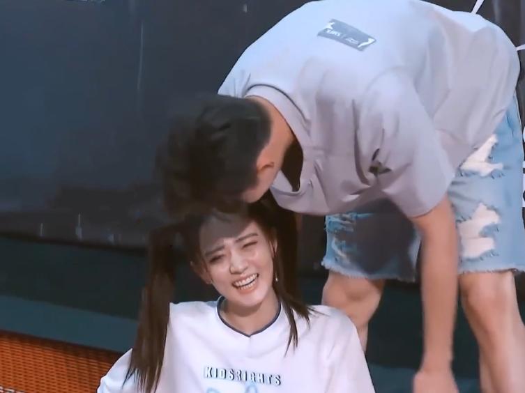 徐璐穿短裤玩蹦蹦床谁注意教练抱起她时的手势张铭恩愣住了