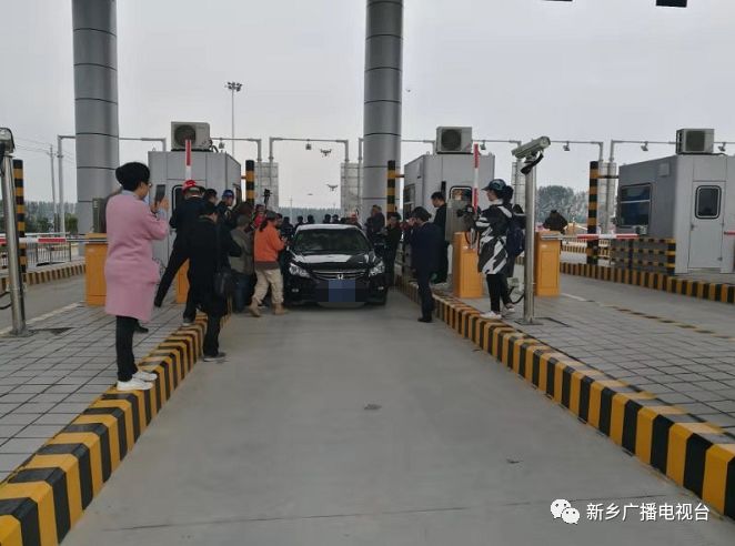 一辆豫a牌照的小汽车通过官渡黄河大桥收费站,工作人员为其赠送了项目