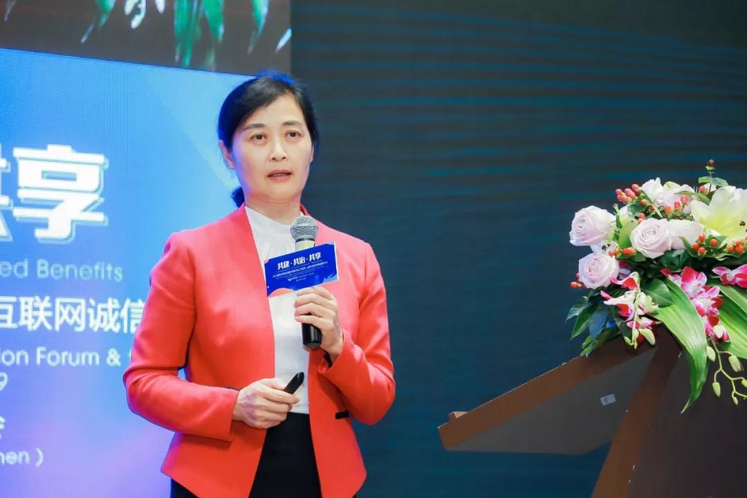 中国报关协会副会长葛连成,深圳市贸促委法律部部长陈晓红等领导分别