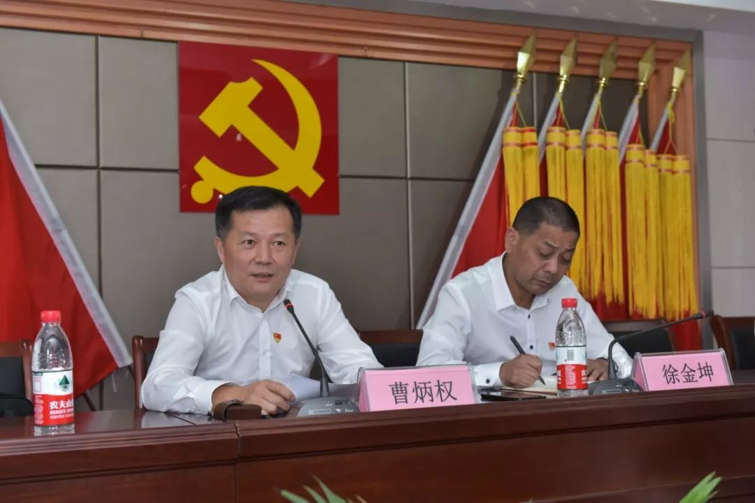 桐乡华数党总支书记徐金坤上了一堂题为《牢记党的宗旨,为人民服务