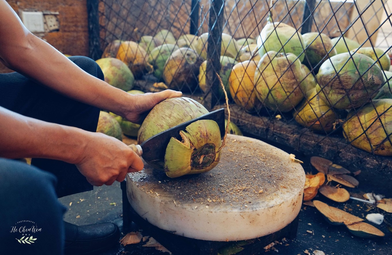 三亚最好吃的椰子鸡,现场砍椰子,两只椰子一锅汤
