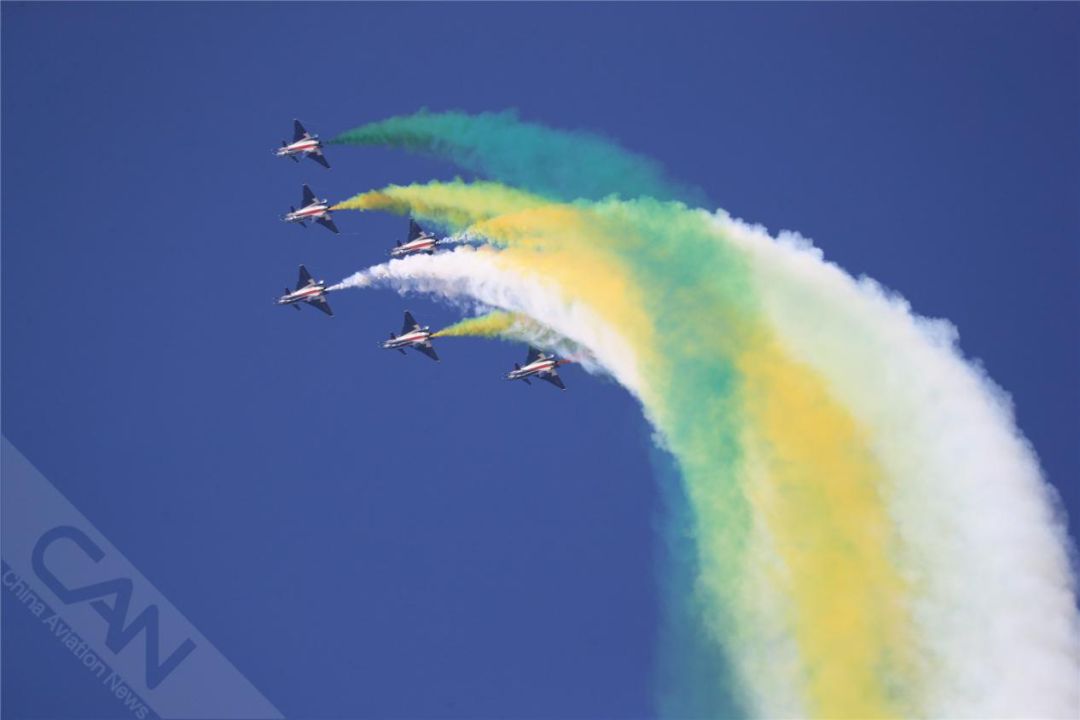 歼20首次展翅航空开放活动为中国空军庆生