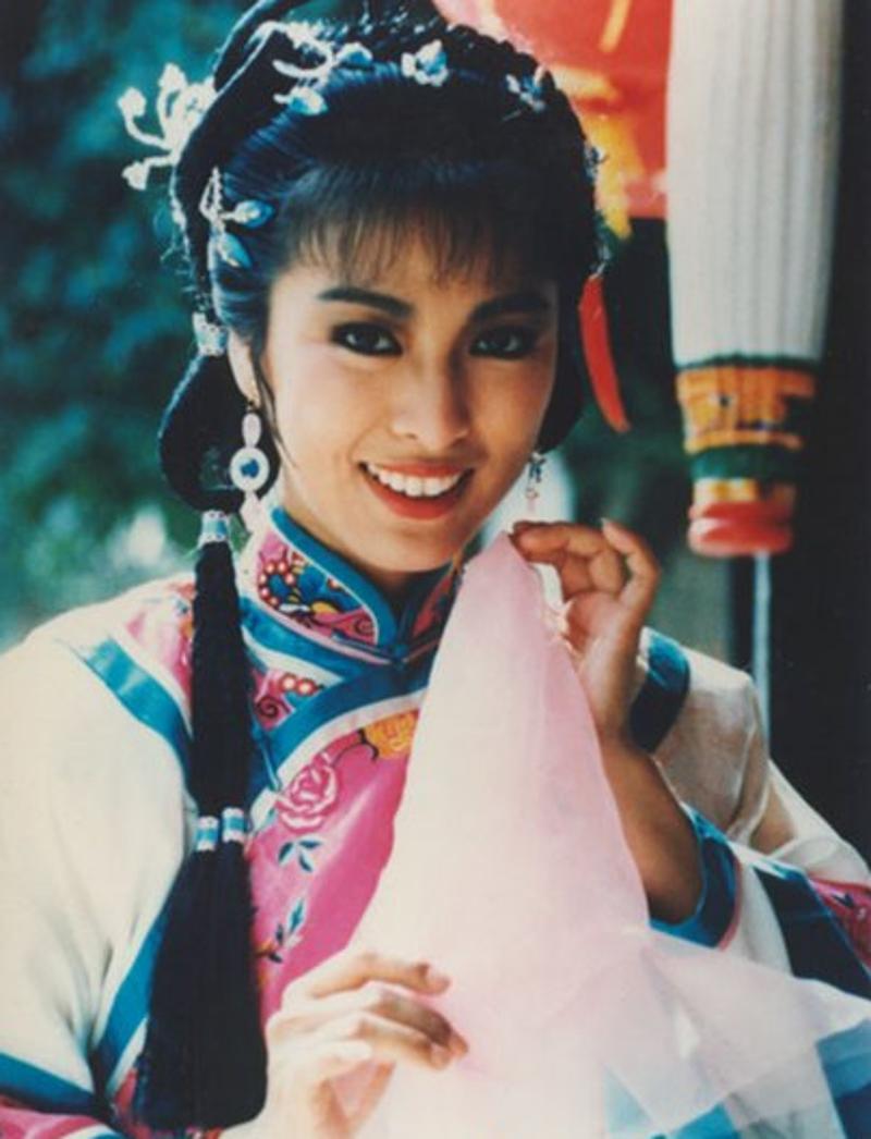 她因黄蓉一角名震天下被成龙追了8年无果今64岁还未嫁