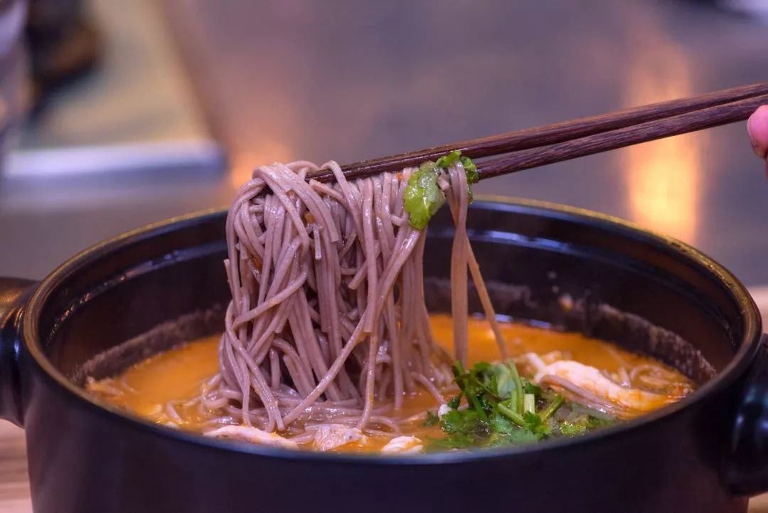 詹姆士的廚房 | 蕎麥麵怎麼吃?當然是配上魚湯和番茄啦