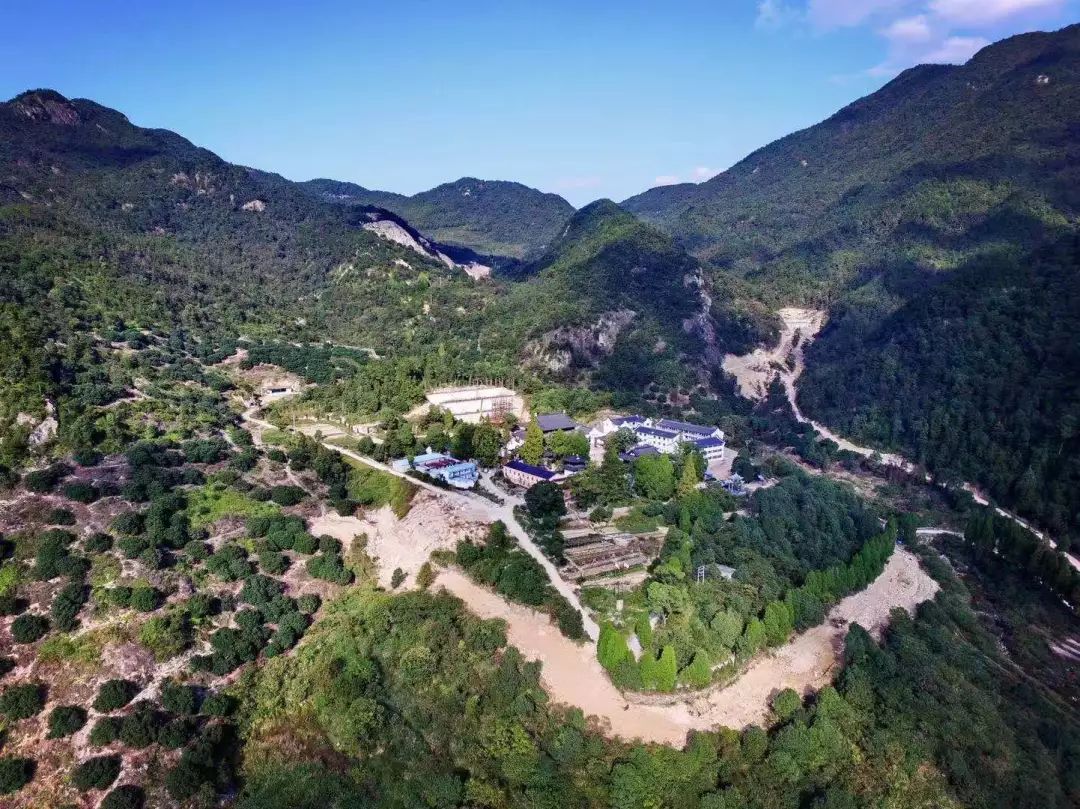 跟著黨報去幫扶寶山村千年古寺重修靜等風來