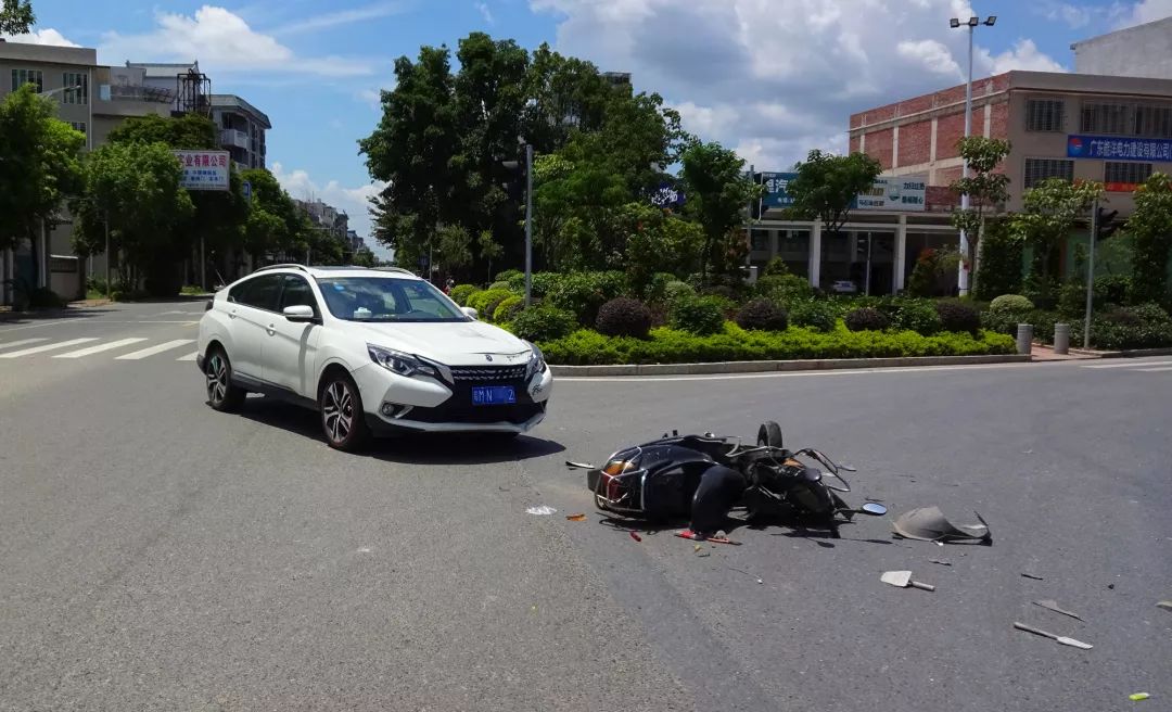 兴宁一男子醉驾/闯红灯撞上小车,经抢救无效死亡!