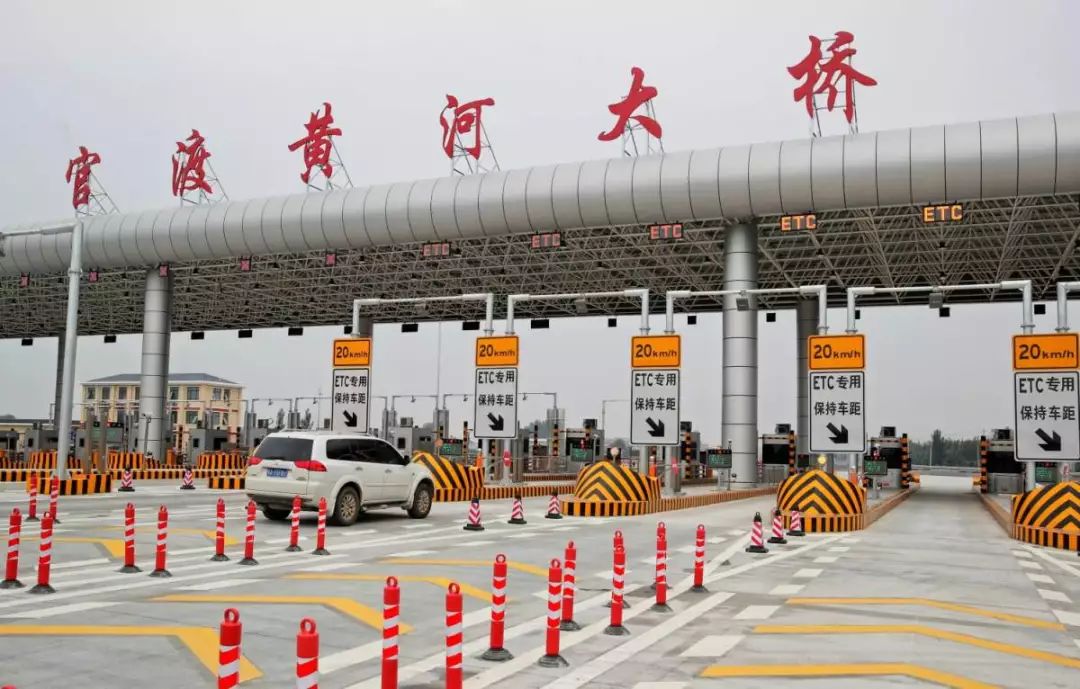 现场看到,在官渡黄河大桥南端,设有收费站,收费站单侧有9个etc车道 3