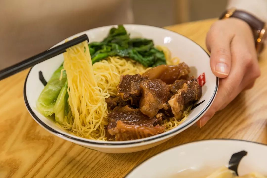 面团做好后,正宗竹升面都要经过竹竿压着和面.