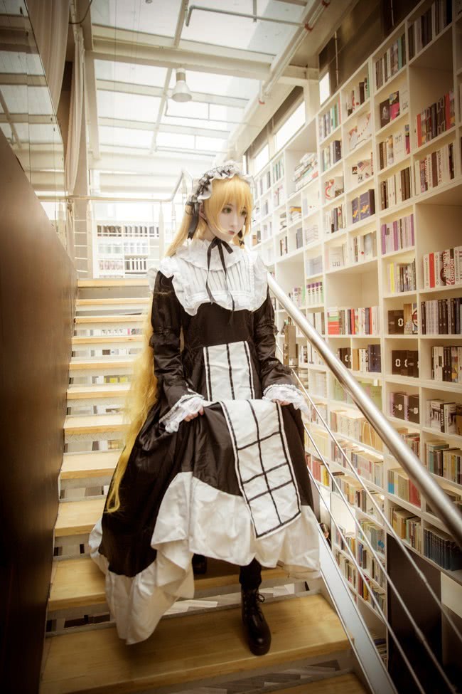 cos:日系萌妹维多利加,和背后的书组成一幅唯美的画