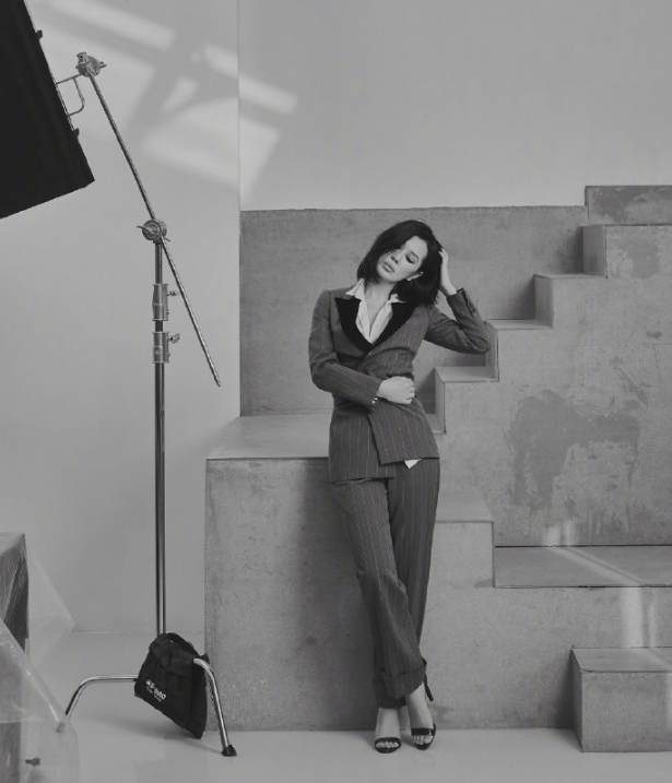 魅惑的眼神,个性十足的嘴唇;这次大片中,余男尝试西装,穿睡袍都魅惑