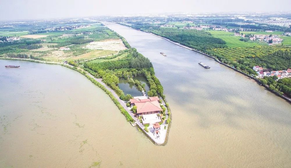 石湖荡镇地处松江西南部,2001年由原石湖荡镇与李塔汇镇"撤二建一"而