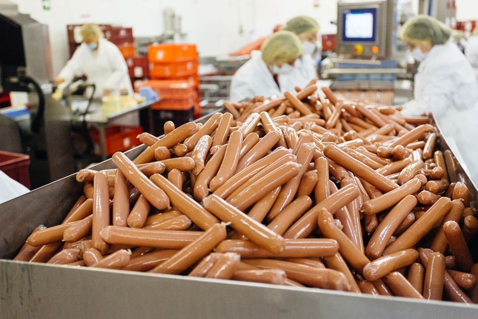 实拍俄罗斯猪肉香肠加工厂这就是猪的命运