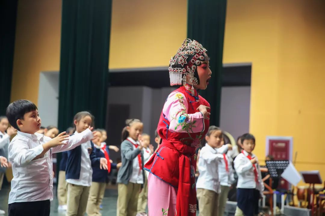 感受传统文化的魅力武汉市戏曲进校园活动走进光谷外校