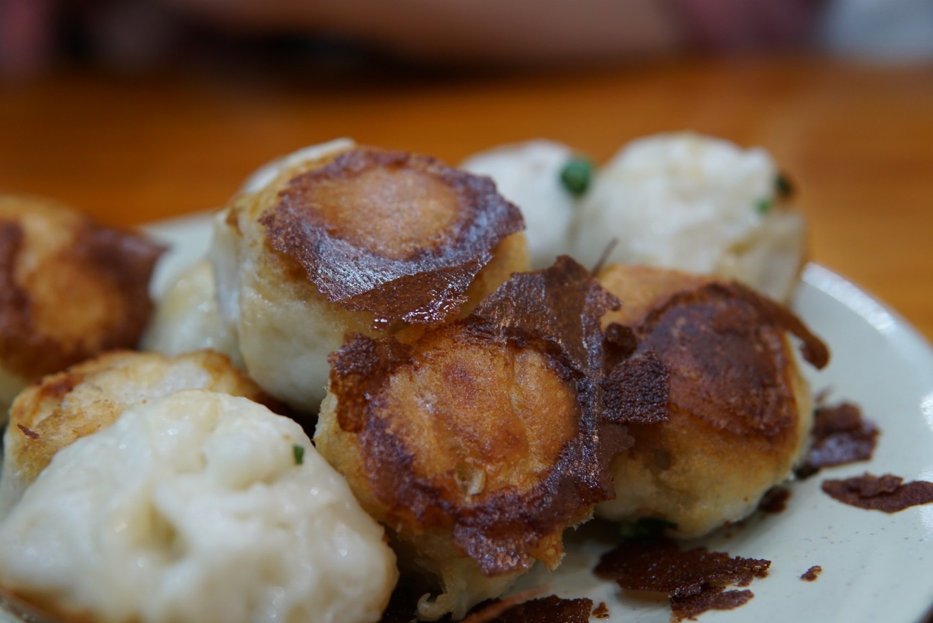 生煎包是 奉化 当地特色传统小吃,皮嫩底脆的它是许多市民早餐的不二