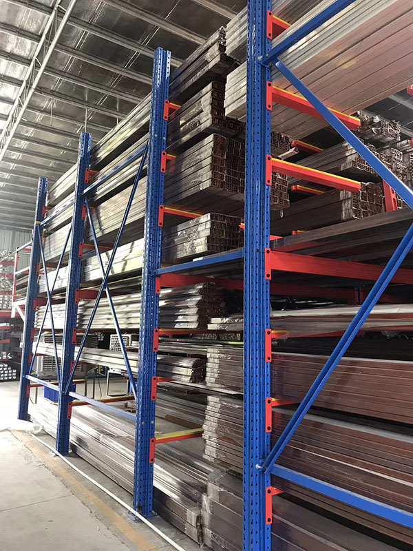 为节约空间使用成本,佛山门窗厂使用铝材悬臂阁楼仓储货架