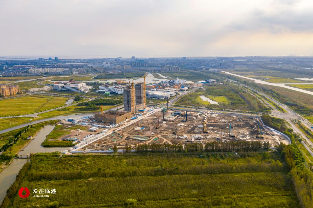 大楼封顶临港新片区冰雪之星全新亮相