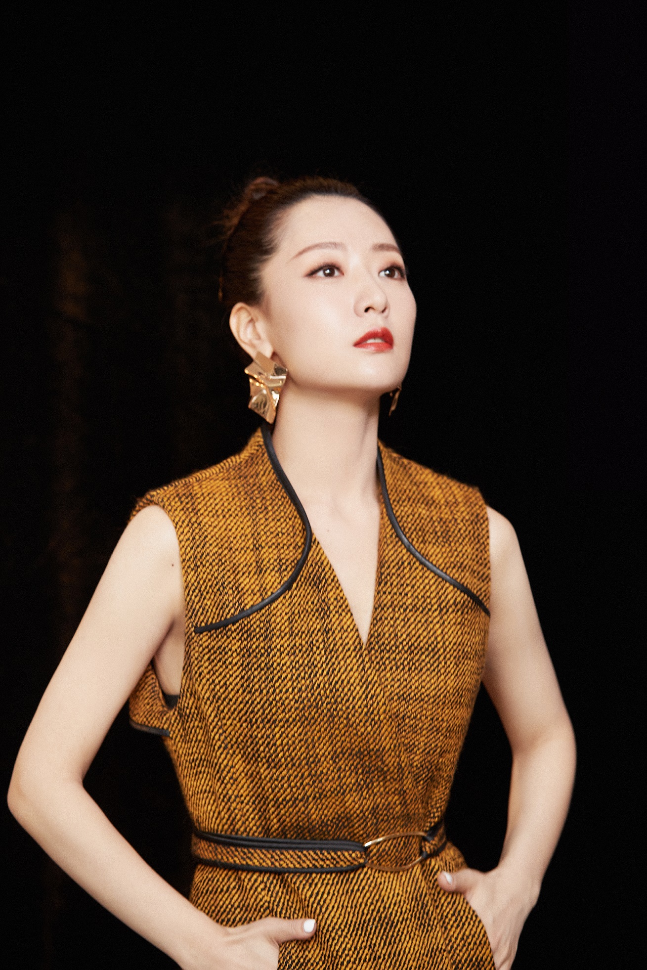 白冰出席《奔腾年代》开播发布会 姜黄粗呢格纹裙率性酷美