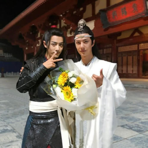 "博君一肖"头像:不如潇潇洒洒历遍风和浪,天涯一曲共悠扬_王一博