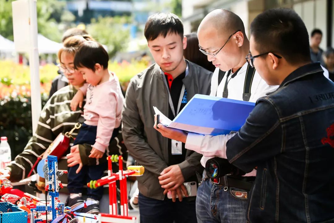 五角场创客嘉年华来啦!无人机比赛,机器人格斗,stem自制卡丁车.