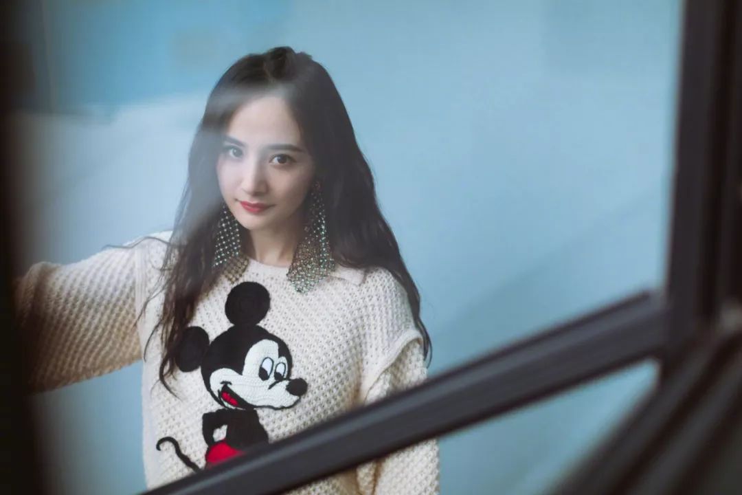 杨幂的大波浪卷发搭配高领宽松毛衣,慵懒随性的风格我真的太爱了!