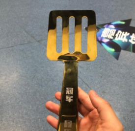 云顶之弈全民争霸赛冠军晒出奖品照片外观难看还是铝制品